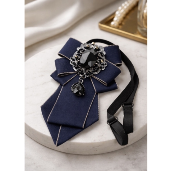 Broszka z regulowaną gumką – elegancki dodatek w biżuteryjnym stylu.